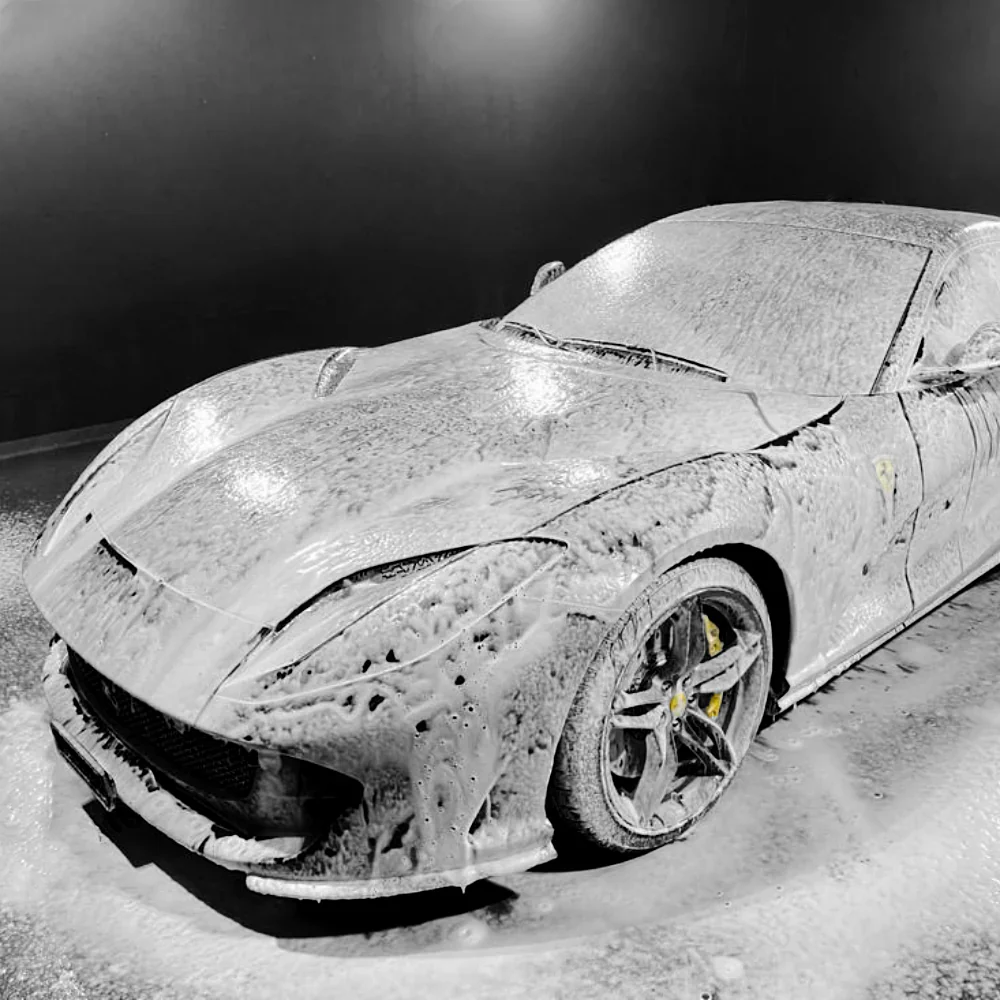 Cuidado perfecto del coche: lavado a mano y secado con SWISSVAX